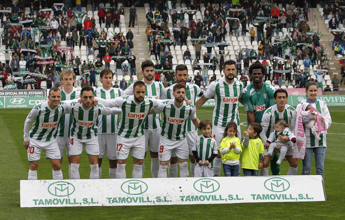 El ambiente en la grada del Córdoba-Alcorcón, en imágenes