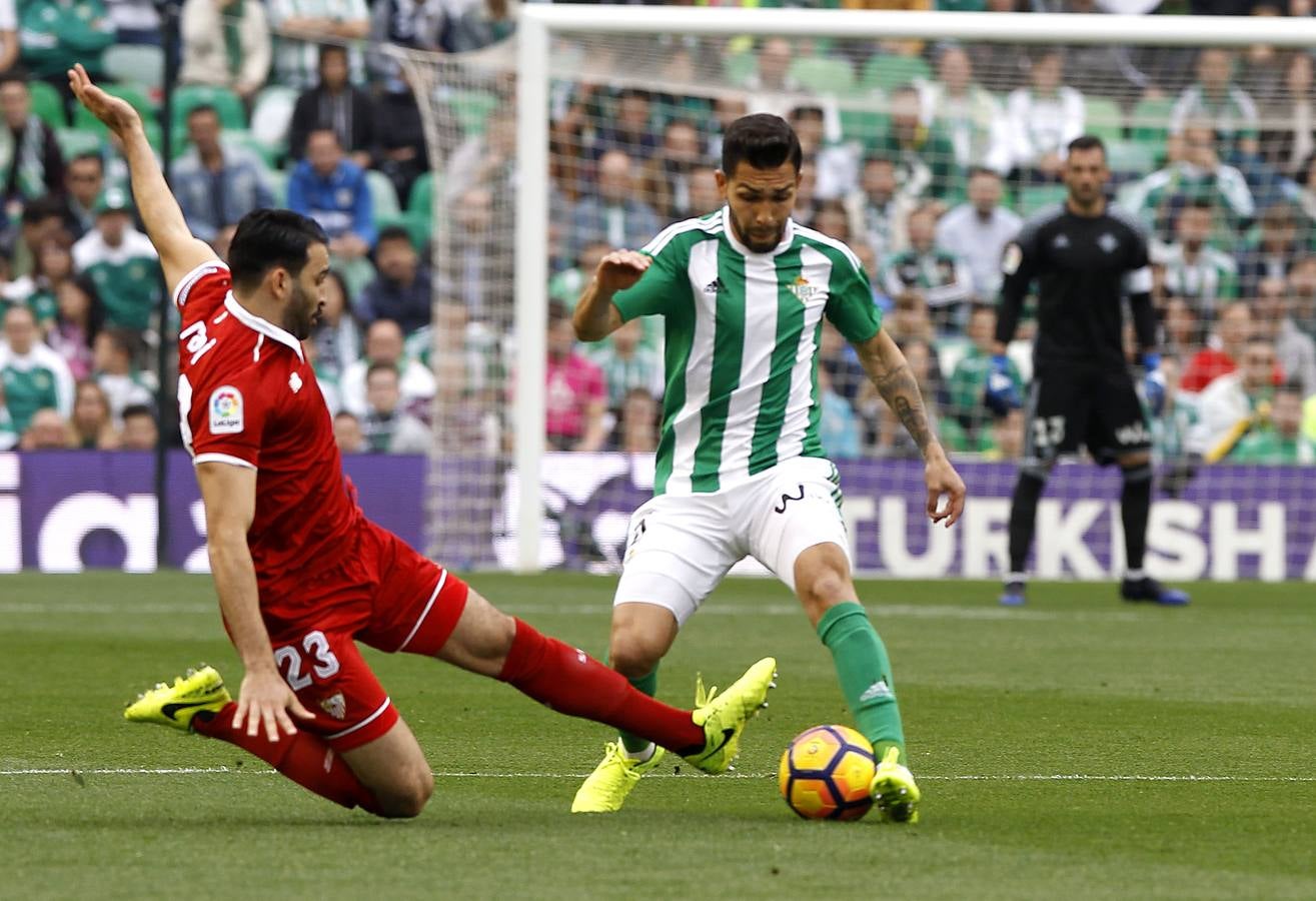 El Sevilla se queda con los tres puntos en el Villamarín, en imágenes