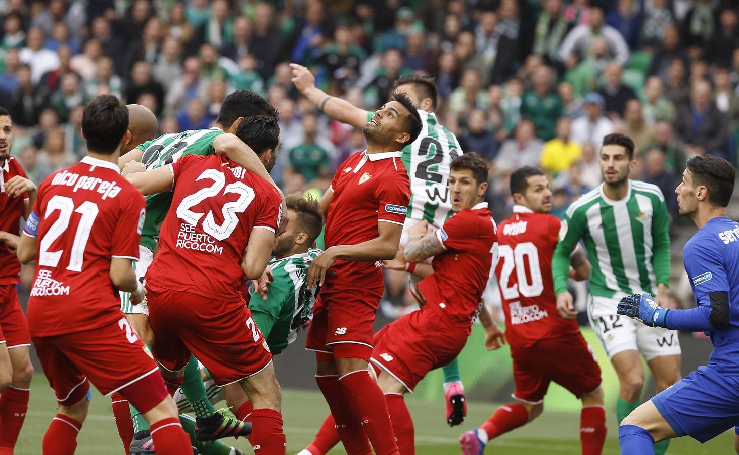 El Sevilla se queda con los tres puntos en el Villamarín, en imágenes