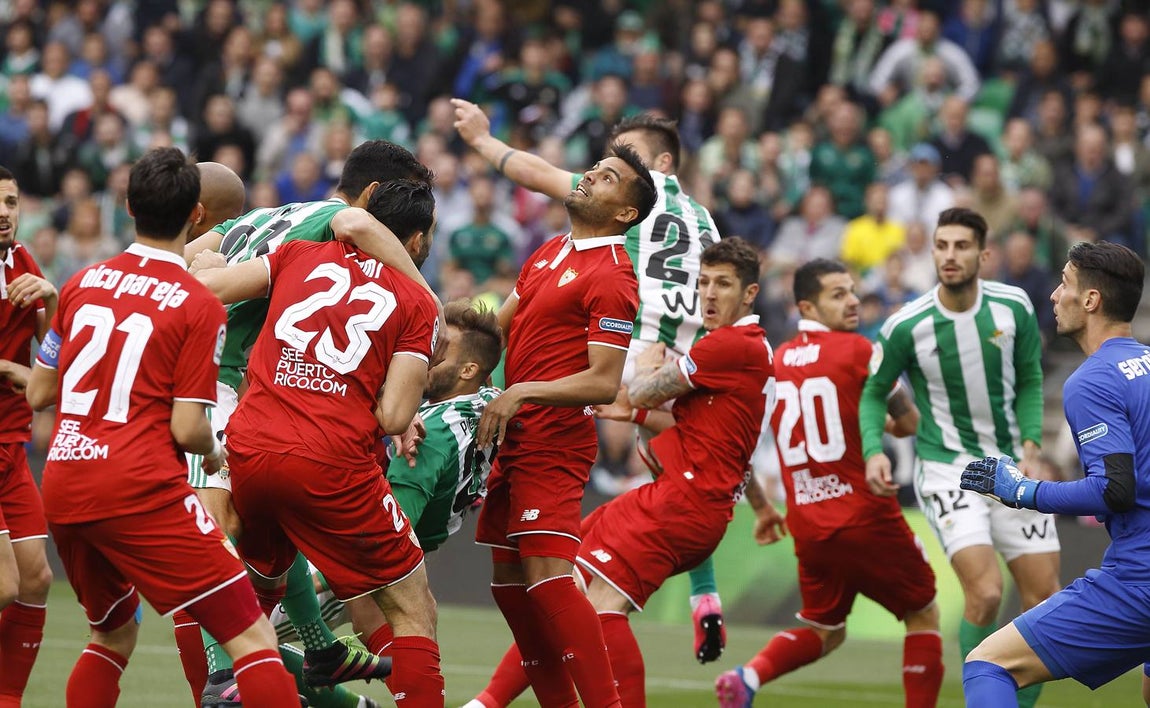 El Sevilla se queda con los tres puntos en el Villamarín, en imágenes