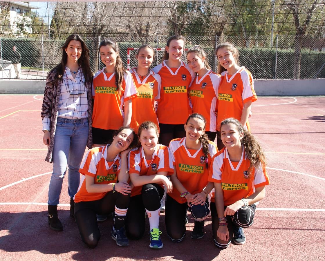 Santa María del Pilar A. Arriba de izquierda a derecha: Lucía (entrenadora), María López del Hierro, Marta, Blanca, Cristina Velasco y María Vigil. Debajo de izquierda a derecha: Ángela, Alba, Yasmin Natalia y Cristina González. 
