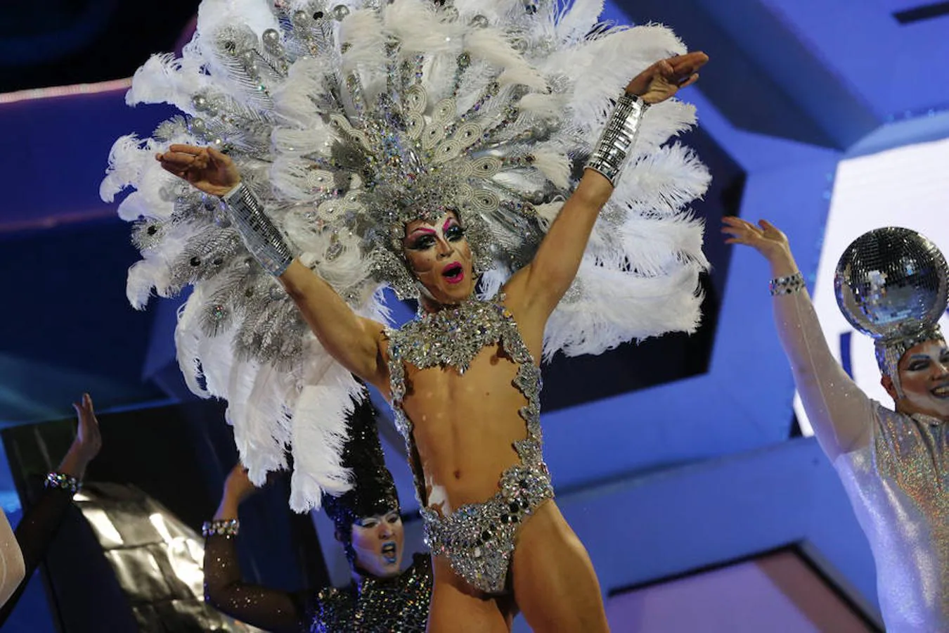 La Drag Ikaro, con la fantasía «Reina del Desierto», durante su participación en la Gala Drag del Carnaval de la Eterna Primavera.