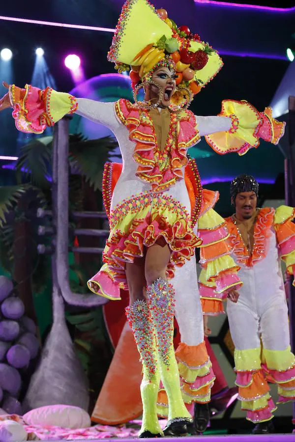 La Drag Vulcano, con la fantasía «¡Me tienes negro!», durante su participación en la Gala Drag del Carnaval de la Eterna Primavera.