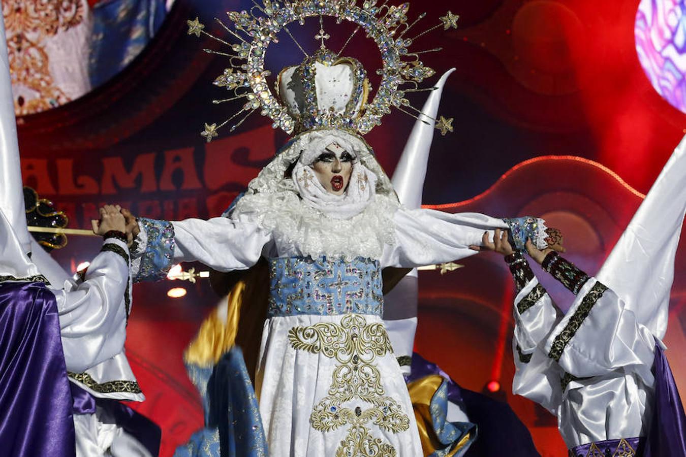 Drag Sethlas, con la fantasía «¡Mi cielo yo no hago milagros. Que sea lo que Dios quiera», ha ganado el concurso Drag del Carnaval de la Eterna Primavera, esta noche en el Parque de Santa Catalina de Las Palmas de Gran Canaria.