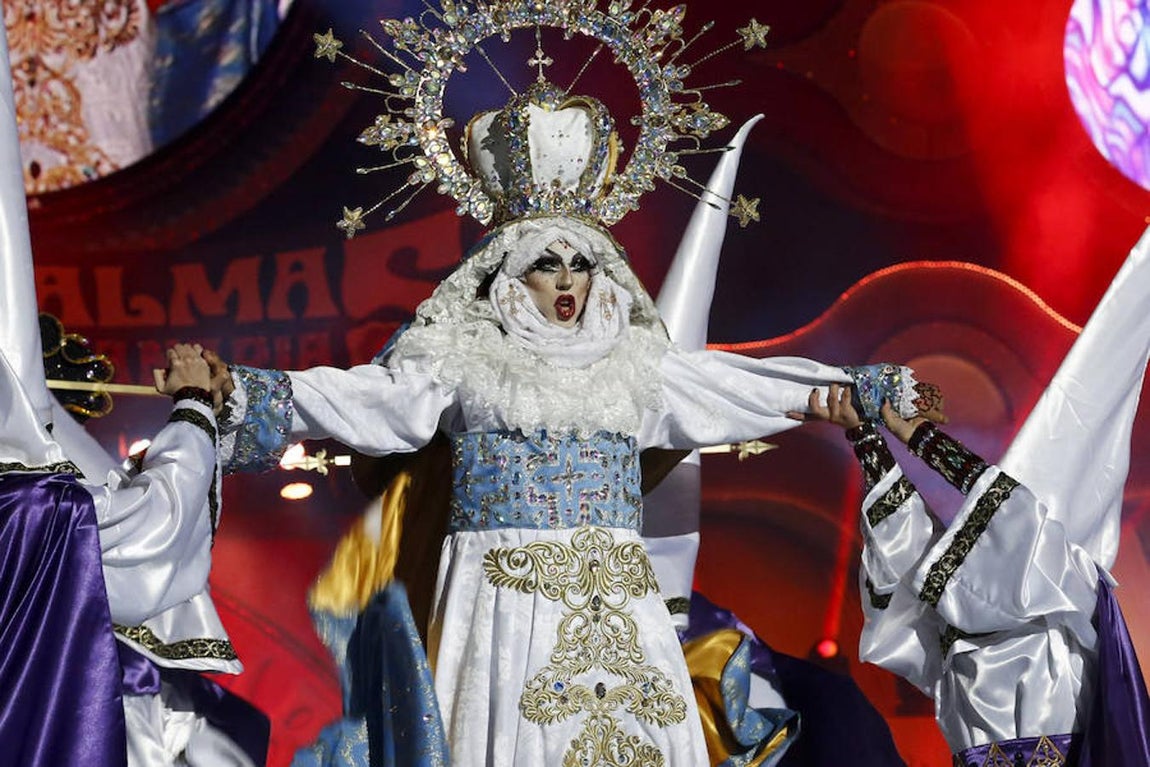 Drag Sethlas, con la fantasía «¡Mi cielo yo no hago milagros. Que sea lo que Dios quiera», ha ganado el concurso Drag del Carnaval de la Eterna Primavera, esta noche en el Parque de Santa Catalina de Las Palmas de Gran Canaria.. 