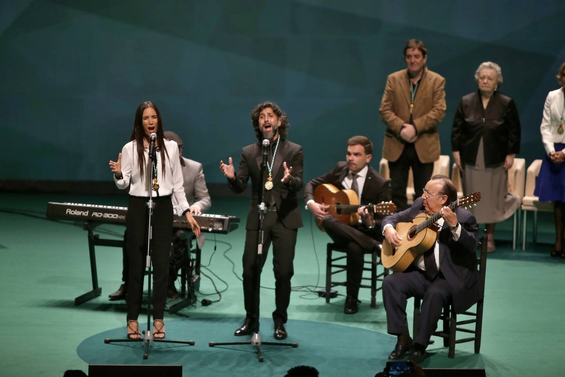 Actuación de India Martínez y Arcángel, en un momento del acto