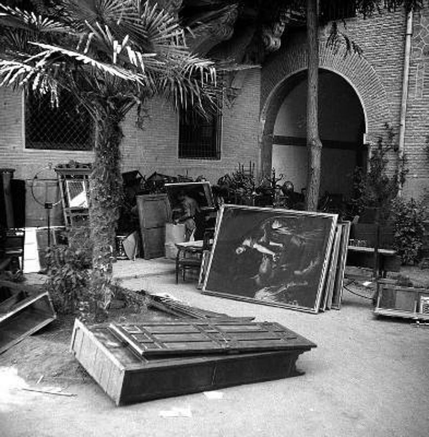 Objetos salvados en el patio de las Palmeras. Foto Archivo Antonio Pareja.. 