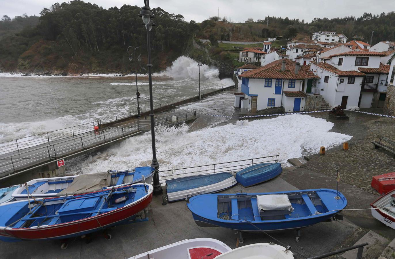 Las olas entran en las calles de Tazones (Asturias). 