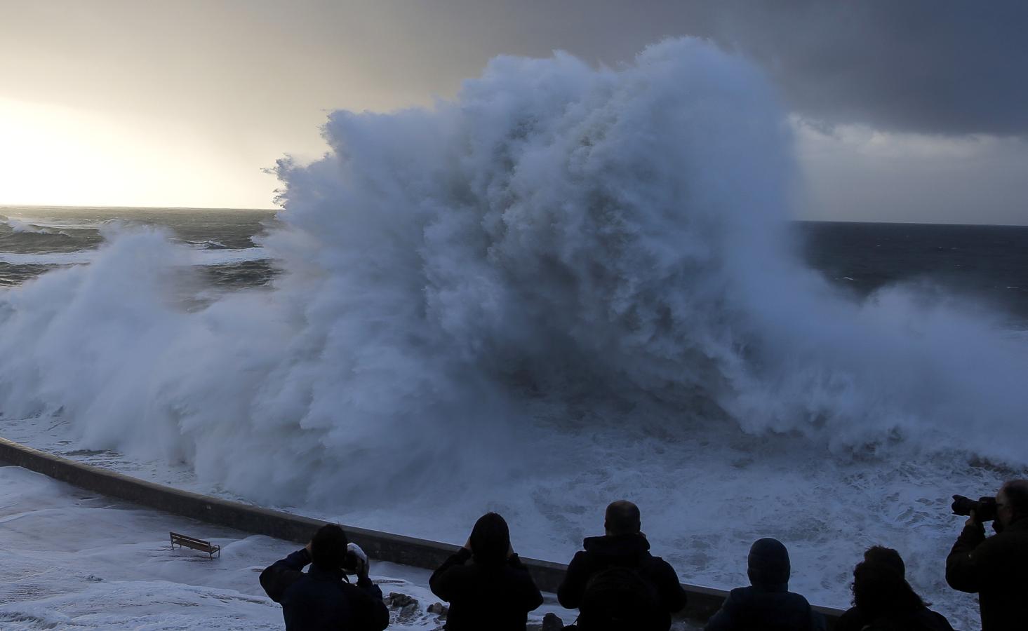 Impresionante oleaje en San Sebastián. 