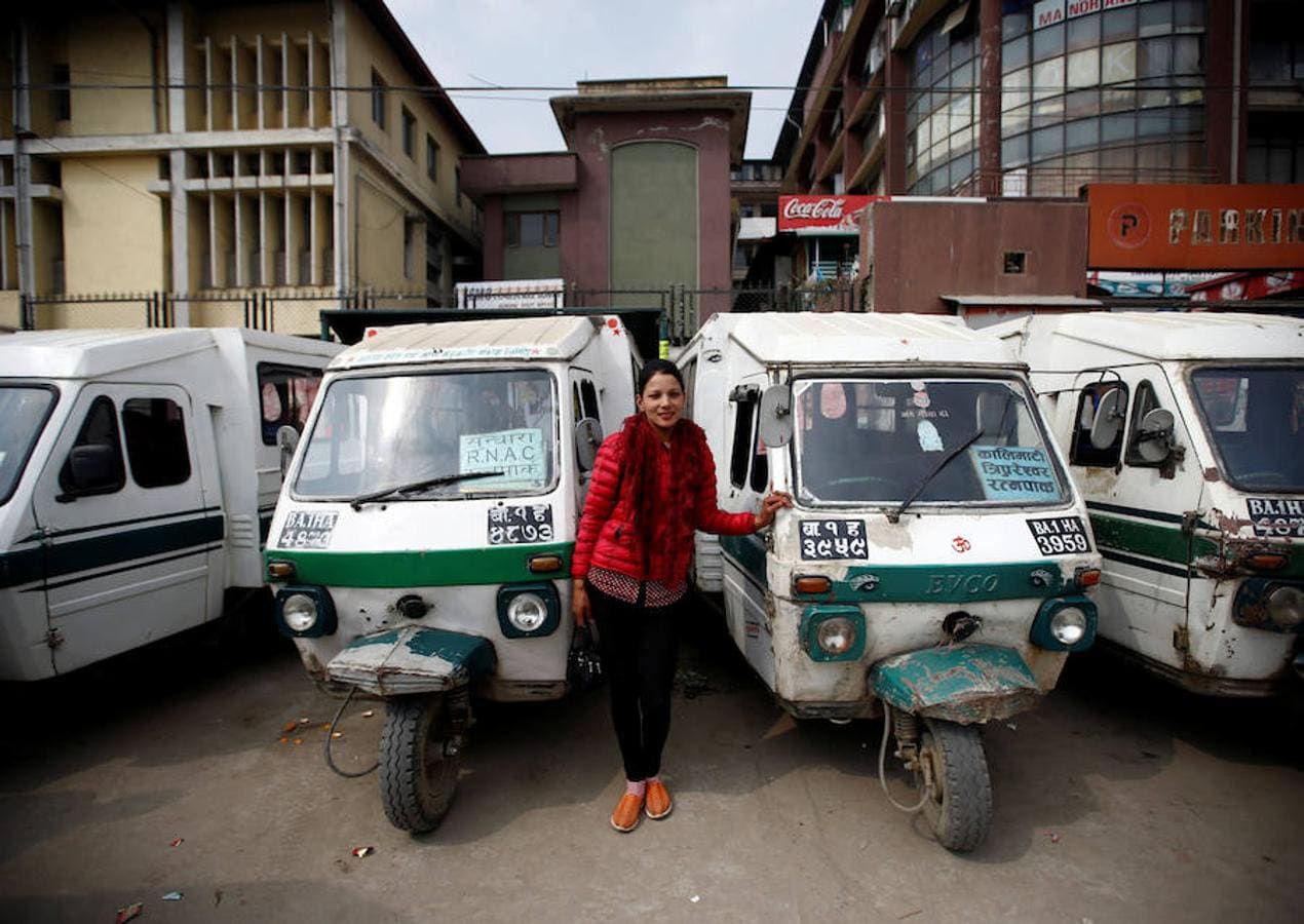 Januka Shrestha (25), Kathmandu (Nepal). Conductora de tuk tuk