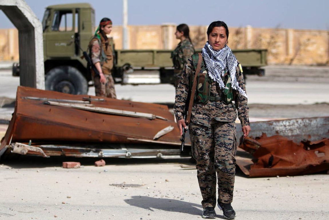 Laila Sterk (22), Hasaka (Siria). Soldado.. «Antes de convertirme en una soldado, sufría desigualdad en la sociedad, pero después de unirme, no me he encontrado con eso»