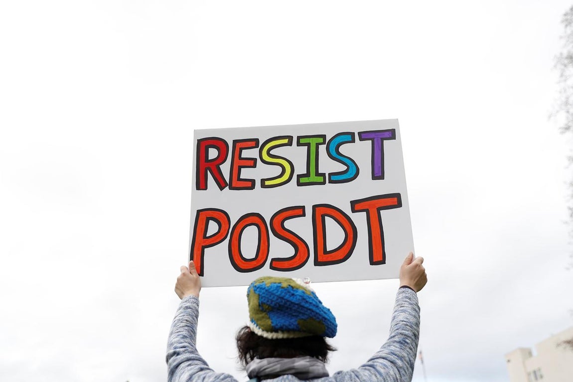 Con banderas estadounidenses y varios letreros, en algunos con el mensaje «Cubans for Trump», los simpatizantes del presidente pidieron se le de «una oportunidad» al actual inquilino de la Casa Blanca. Otros críticos portaron mensajes como el de la imagen: «Resist posdt». 