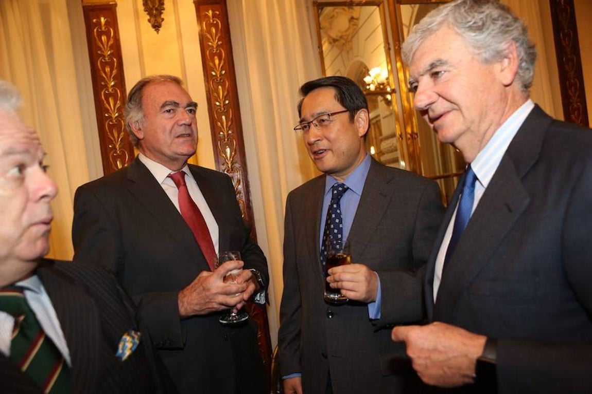 Los invitados al Foro ABC, en imágenes. El presidente de Vocento, Santiago Bergareche (dcha) departe con otros asistentes al Foro