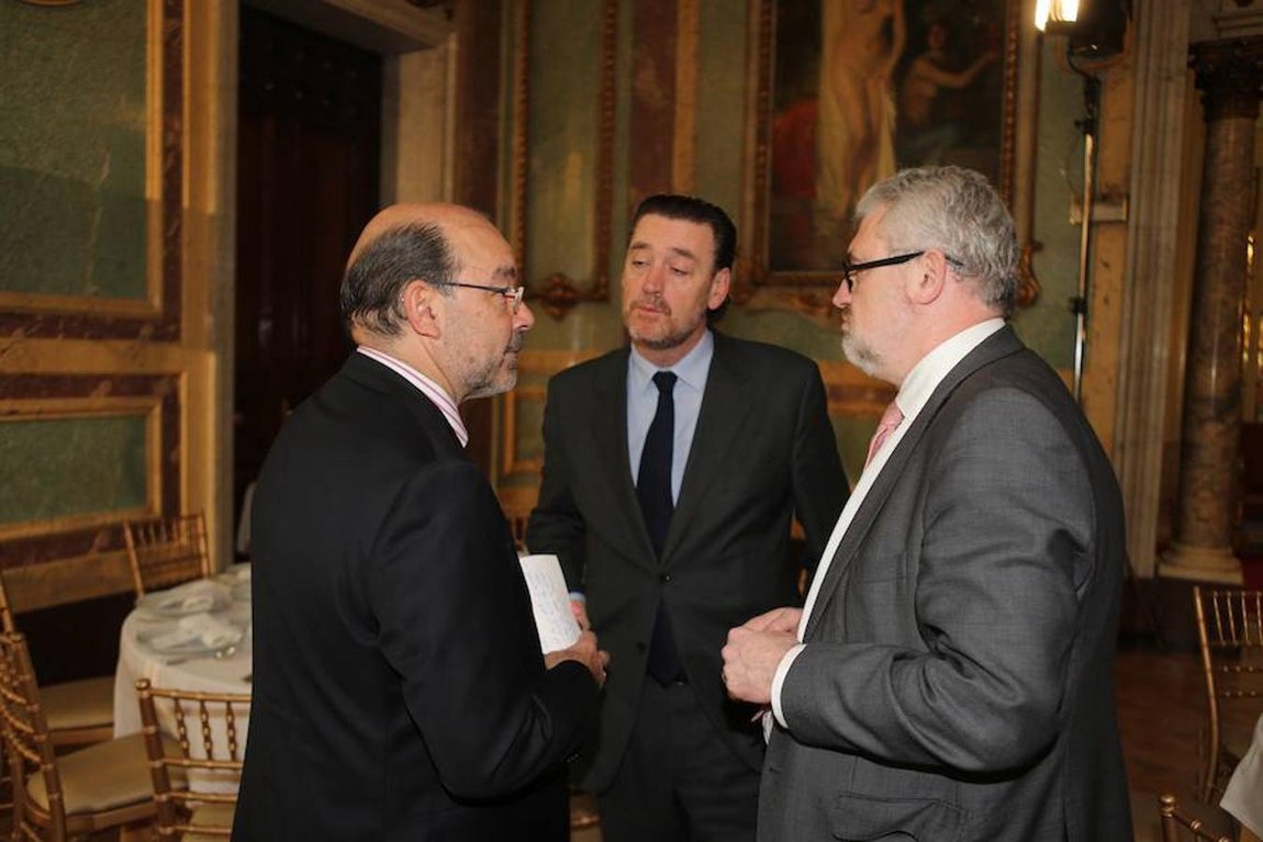 Los invitados al Foro ABC, en imágenes. El presentador de La Tarde de COPE, Ángel Expósito (izda) conversa con otros asistentes al Foro