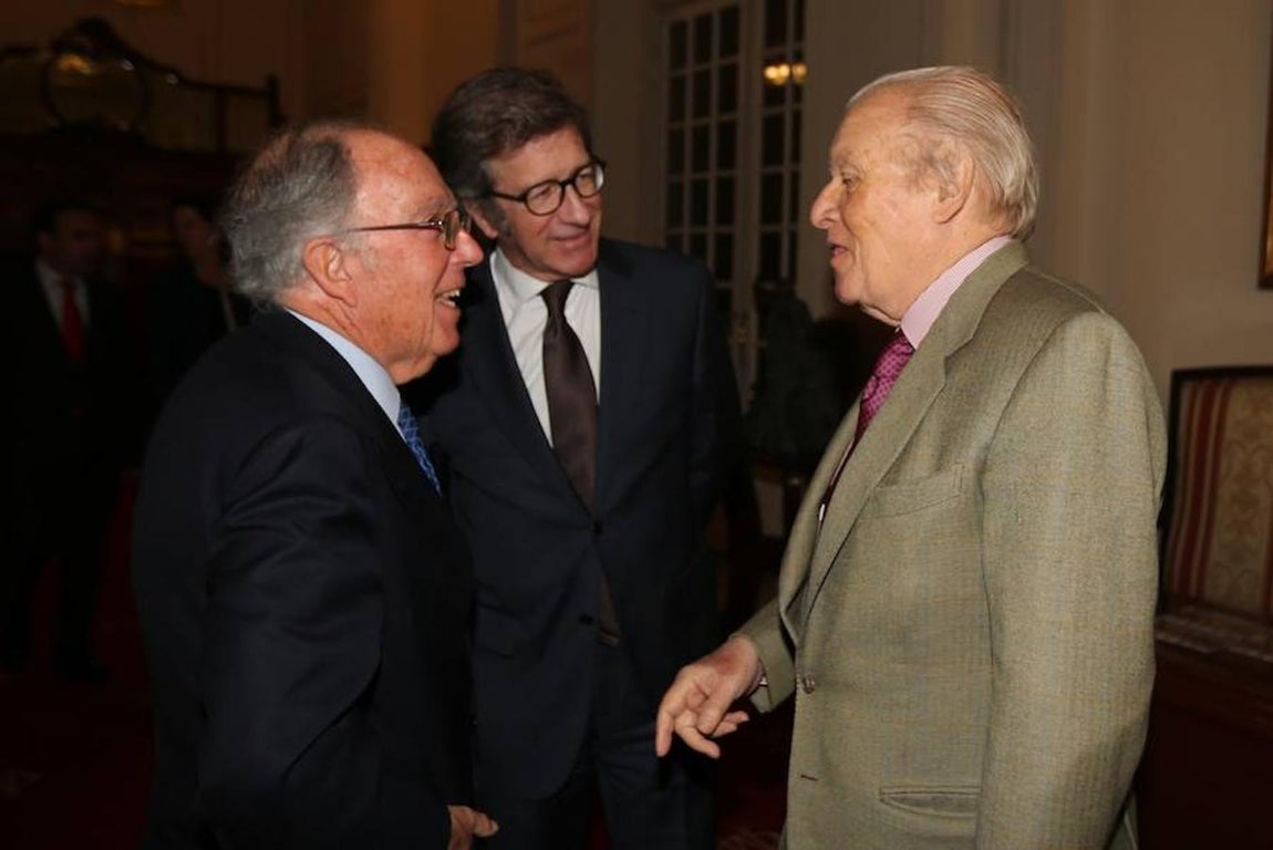 Los invitados al Foro ABC, en imágenes. El exministro de Asuntos Exteriores (1976-1980), Marcelino Oreja, departe con otros asistentes al Foro ABC