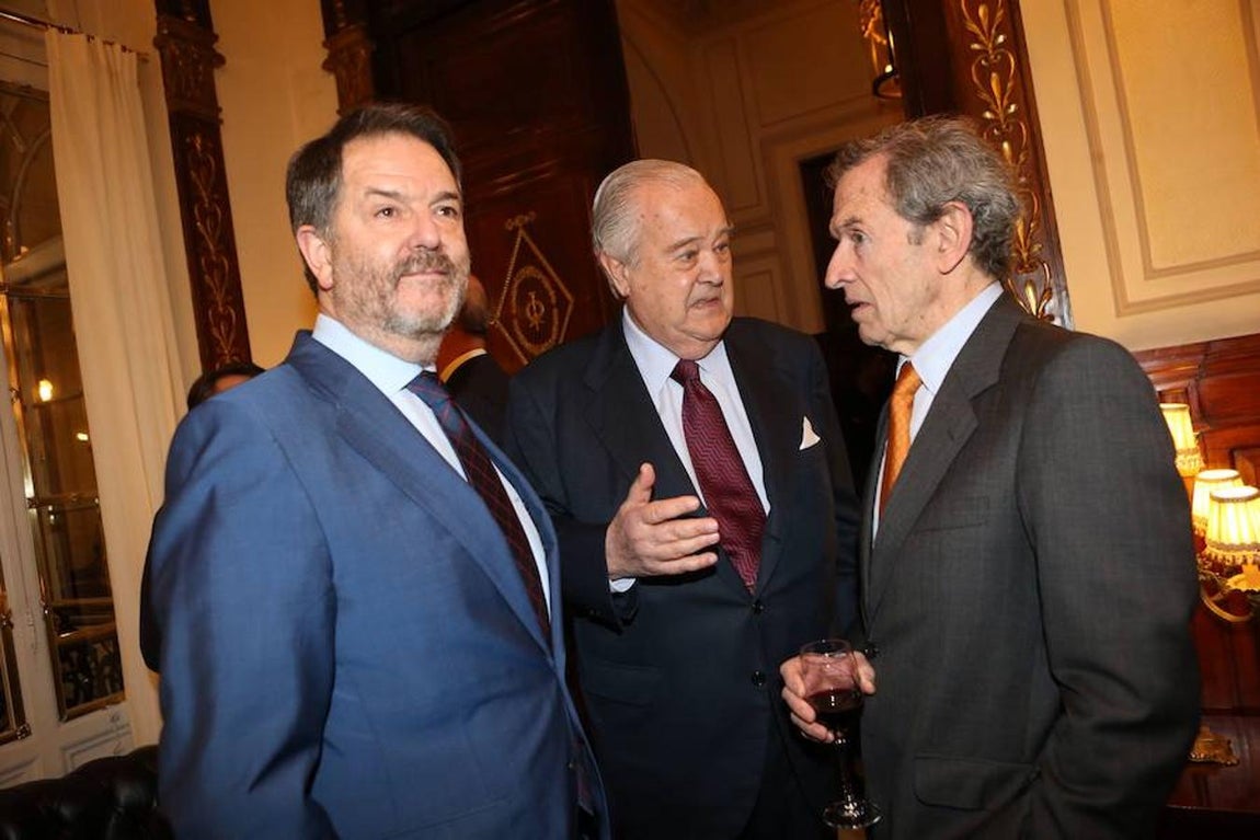 Los invitados al Foro ABC, en imágenes. El director de ABC, Bieito Rubido (izda) junto al presidente de honor de Vocento, Santiago de Ybarra, y otros invitados