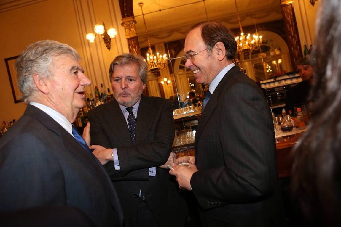 Los invitados al Foro ABC, en imágenes. El presidente de Vocento, Santiago Bergareche (izda) junto al ministro de Educación Íñigo Méndez de Vigo (centro) y el presidente del Senado, Pío García Escudero