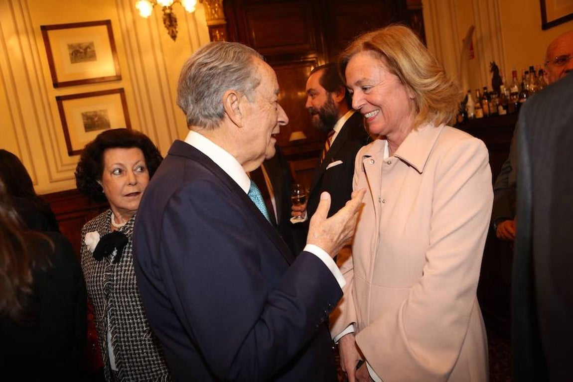 Los invitados al Foro ABC, en imágenes. El expresidente de OHL, Juan Miguel Villar- Mir (izda) saluda a la presidenta-editora de ABC, Catalina Luca de Tena