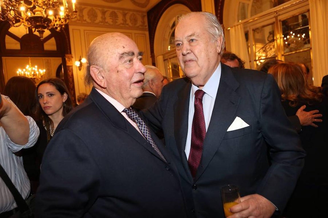 Los invitados al Foro ABC, en imágenes. El presidente de Honor de Vocento Santiago de Ybarra junto a otros invitados