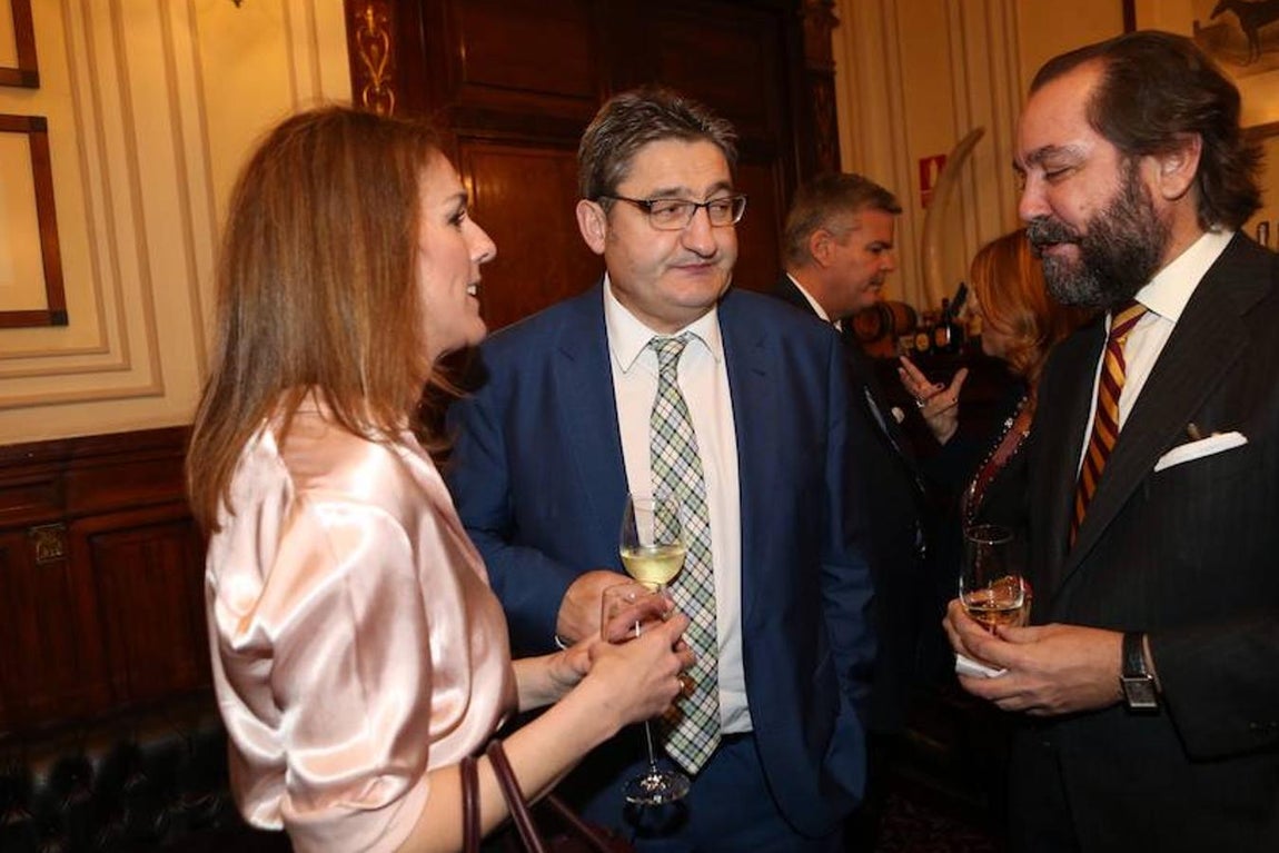 Los invitados al Foro ABC, en imágenes. El columnista de ABC, Ramón Pérez Maura (dcha) junto al director general de Comunicación y Relaciones Institucionales de Vocento, Óscar Campillo (centro imagen)