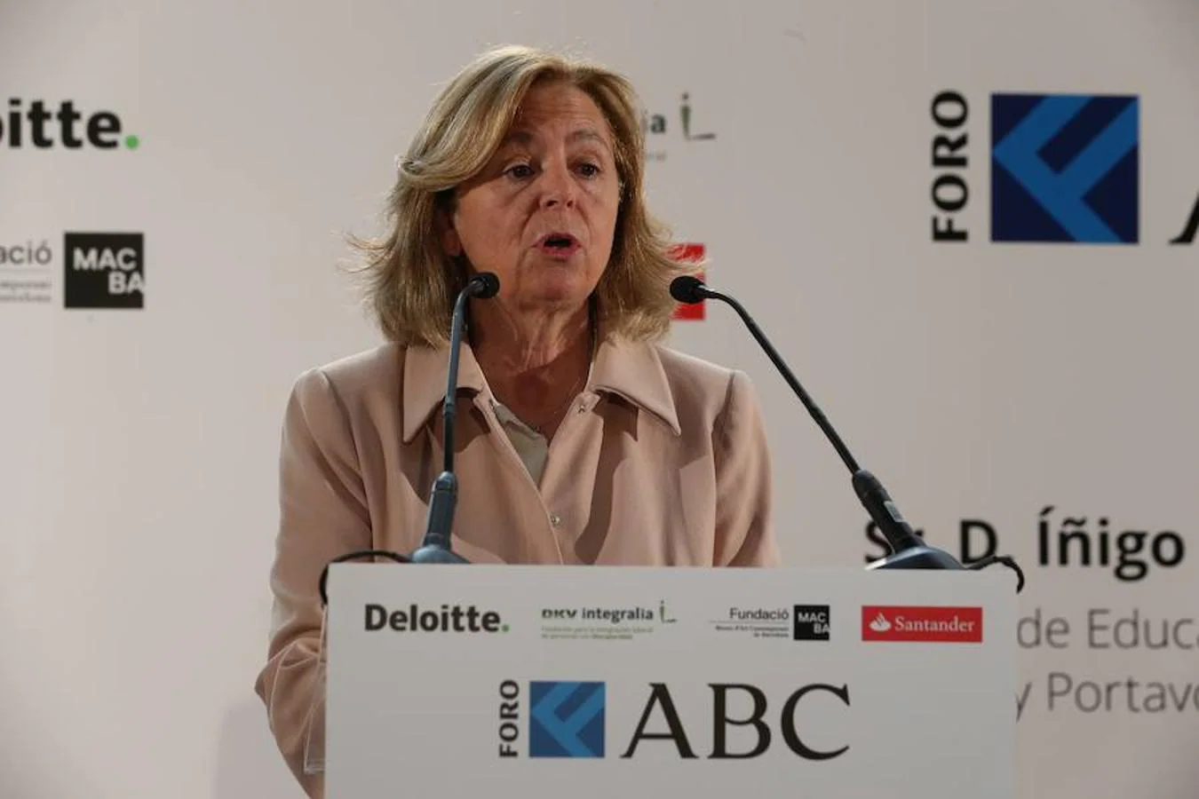 La presidenta editora de ABC, Catalina Luca de Tena, se dirige a los asistentes del Foro ABC. Jaime García