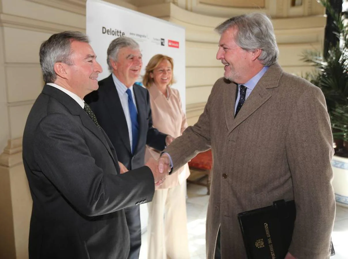 Íñigo Méndez de Vigo salida al presidente de la Fundación DKV Integralia y del Círculo de Empresarios, Javier Vega de Seoane, a su entrada en el Casino de Madrid. Jaime García