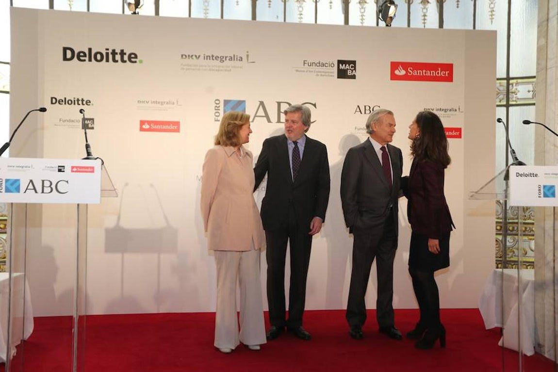 De izquierda a derecha: Catalina Luca de Tena, presidenta editora de ABC; Íñigo Méndez de Vigo, ministro de Educación, Cultura y Deporte y portavoz del Gobierno; Rodrigo Echenique, vicepresidente del Banco Santander; y Ainhoa Grandes, directora de la Fundación MACBA. Jaime García