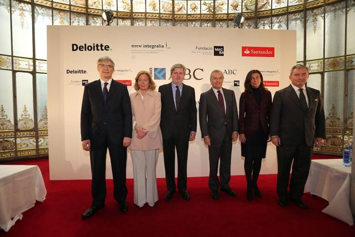 De izquierda a derecha: Fernando Ruiz, presidente de Deloitte España; Catalina Luca de Tena, presidenta editora de ABC; Íñigo Méndez de Vigo, ministro de Educación, Cultura y Deporte y portavoz del Gobierno; Rodrigo Echenique, vicepresidente del Banco Santander; Ainhoa Grandes, directora de la Fundación MACBA; y Javier Vega de Seoane, presidente de la Fundación DKV Integralia y del Círculo de Empresarios. Jaime García