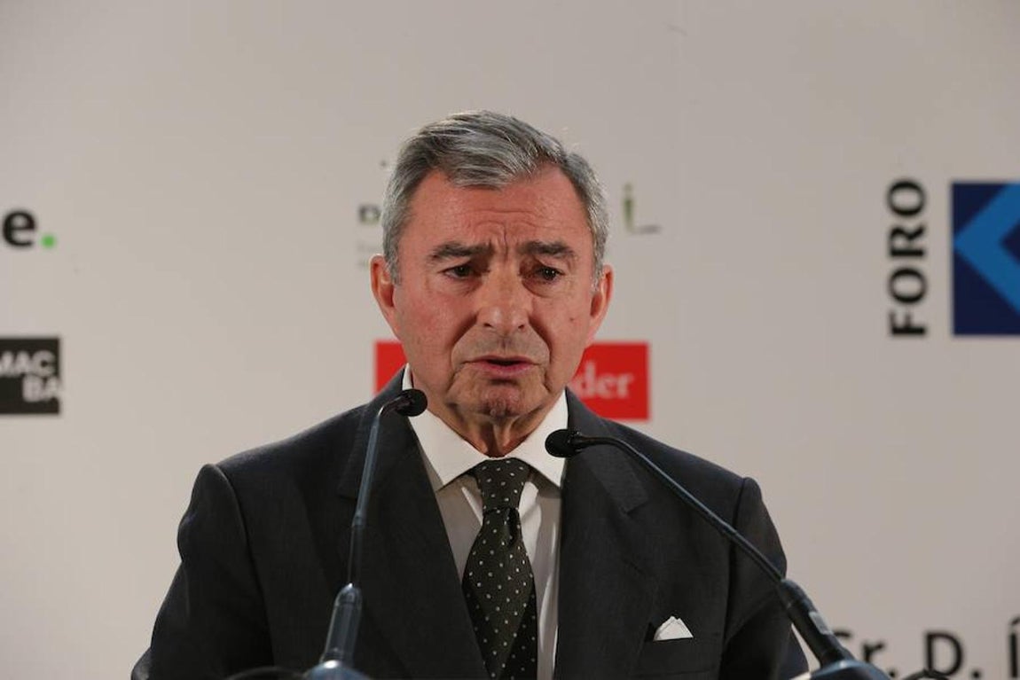 El presidente de la Fundación DKV Integralia y del Círculo de Empresarios, Javier Vega de Seoane, se dirige a los asistentes al Foro ABC en el Casino de Madrid. Jaime García