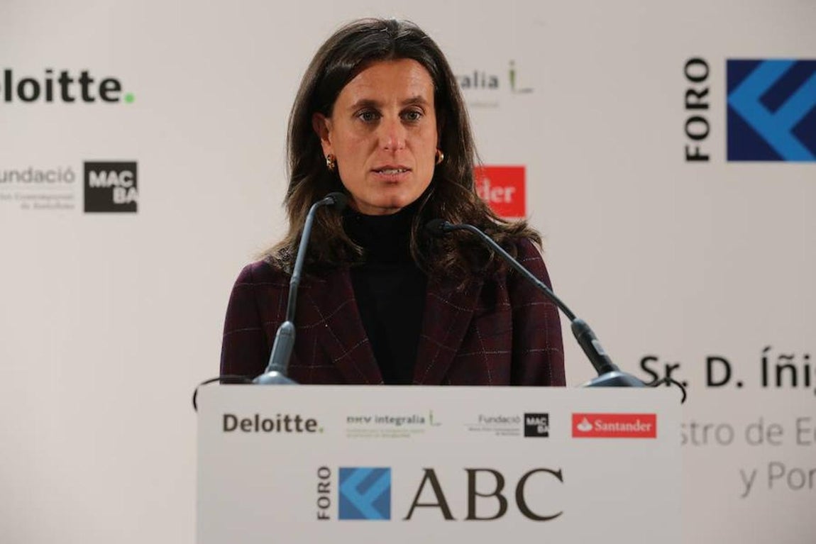 Ainhoa Grandes, directora de la Fundación MACBA, se dirige a los asistentes ak Foro ABC. Jaime García