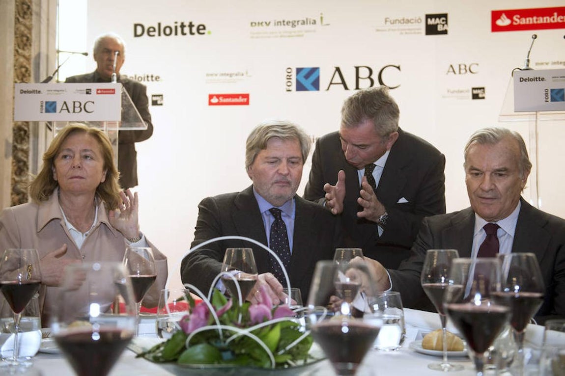 Íñigo Méndez de Vigo, junto a la presidenta editora de ABC, Catalina Luca de Tena y el vicepresidente del Banco Santander, Rodrigo Echenique, conversa con presidente de la Fundación DKV Integralia, Javier Vega de Seoane, durante el almuerzo-coloquio del Foro ABC. Efe
