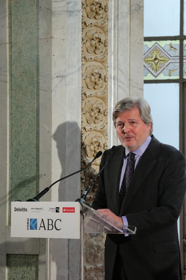 El ministro de Educación, Cultura y Deporte y portavoz del Gobierno, Íñigo Méndez de Vigo, se dirige a los asistentes al Foro ABC en el Casino de Madrid. Jaime García