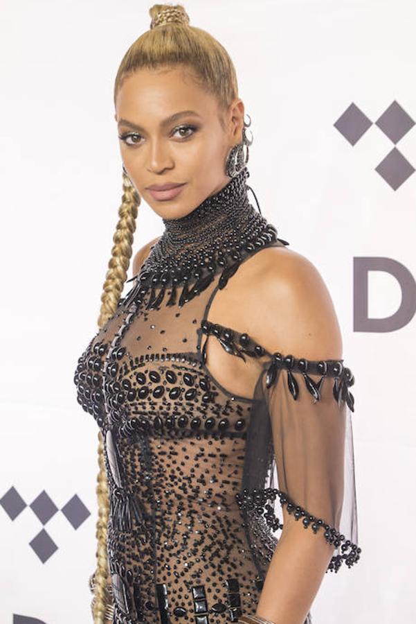 Beyoncé. La cantante demuestra su postura a través de las letras de sus canciones. «No es propaganda ni para anunciar al mundo que soy feminista. Es para explicar el verdadero significado de la palabra», explicó durante una entrevista. «No estoy segura de que la gente conoce o entiende lo que es una feminista, pero es muy simple. Es alguien que cree en la igualdad de derechos para hombres y mujeres». La cantante dijo que no entendía por qué esa palabra tenía connotaciones negativas y por qué no se podía incluir a los hombres.