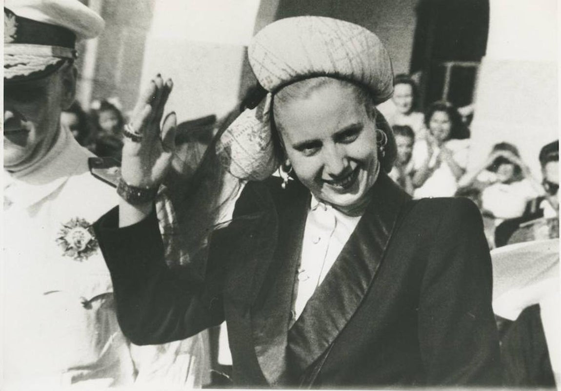 Eva Perón. Su estilo y los esfuerzos de liderazgo fueron cuestionados en Argentina durante años, sin embargo nadie puede negar que ayudase a desarrollar el movimiento feminista en el país. A finales de los años 40, Perón fundó el Partido Peronista Femenino, que ayudó a otorgar a la mujer el derecho a asistir a la universidad y el derecho al voto, entre otras muchas cosas.