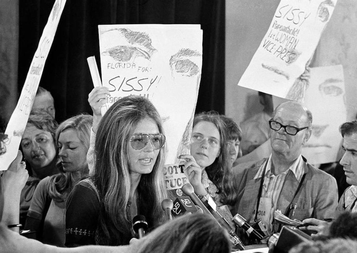 Gloria Steinem. Tal vez una de las caras más reconocidas en la historia del feminismo. La periodista estadounidense co-fundó la revista feminista «Sra.», co-fundadora de varios grupos de mujeres que cambiaron la imagen del feminismo del momento. Todos sus esfuerzos hicieron que en el año 2013 fuese homenajeada con las Medalla Presidencial de la Libertad.