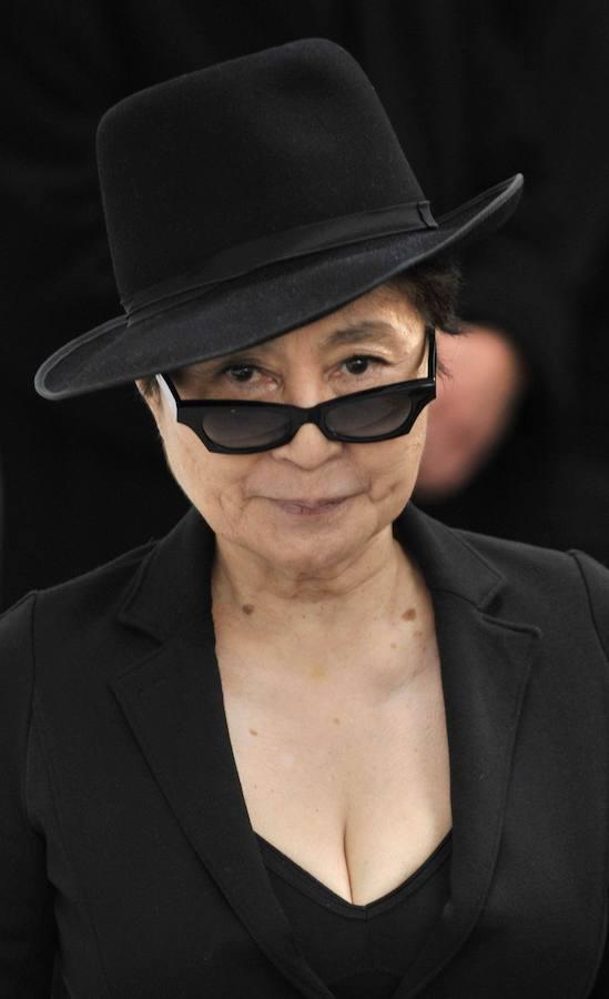 Yoko Ono. Además de ser conocida por sus protestas pacíficas junto a John Lennon, Ono también ha sido una voz para la igualdad de género a lo largo de los años. En el año 1972 escribió «La feminización de la Sociedad», un libro que ayudó a marcar la revolución femenina de los años 70. La artista continúa con su labor como activista.