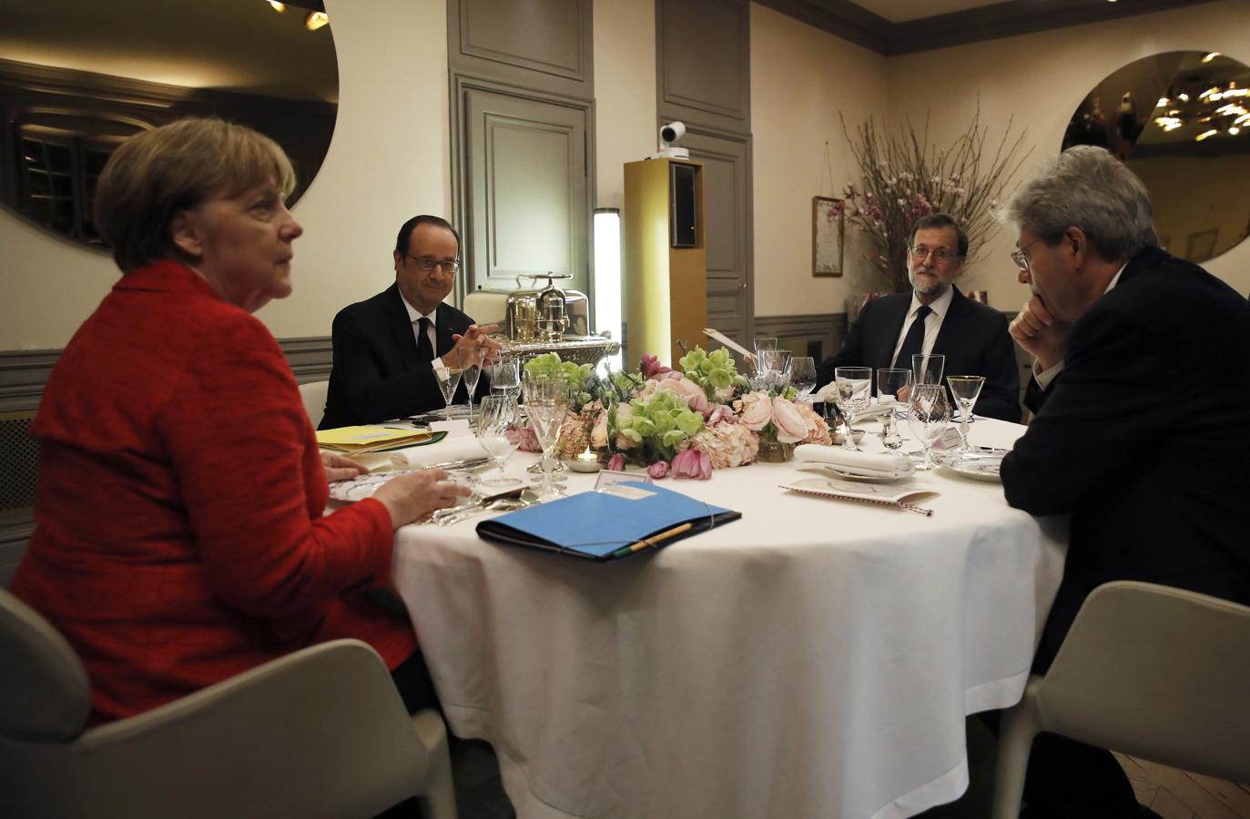 El presidente francés ha querido cargar de simbolismo esta cumbre, que el mensaje de que las potencias europeas quieren ir más lejos unidas llegara a todas partes. 