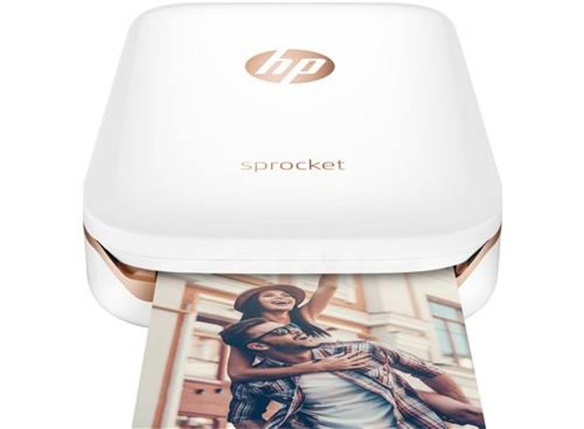 Recuerdos para enmarcar. Una gran forma de materializar sus recuerdos. Con la impresora fotográfica HP Sprocket, tu padre podrá crear fotos adhesivas al instante desde cualquier lugar, con su teléfono móvil o incluso desde sus redes sociales. Un regalo muy divertido con el que además disfrutará toda la familia. HP Sproket (149,89€).