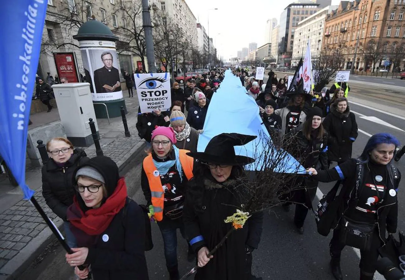 Un grupo de mujeres participan en el acto de la «Línea azul», una marcha que une a las mujeres mediante medio kilómetro de lazo azúl en solidaridad con las víctimas de violencia de género, en el centro de Varosvia