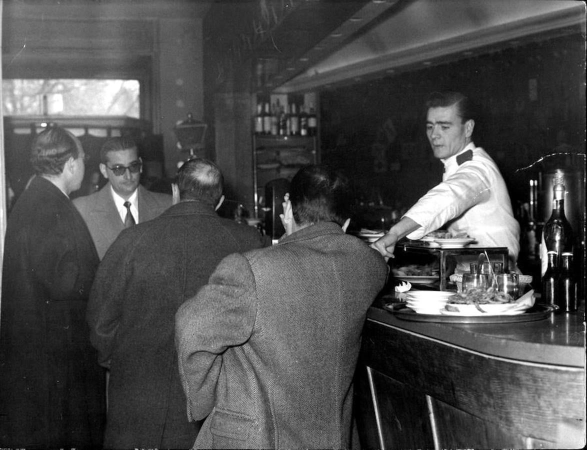 La barra del histórico Café Gijón, en la década de los 60. 