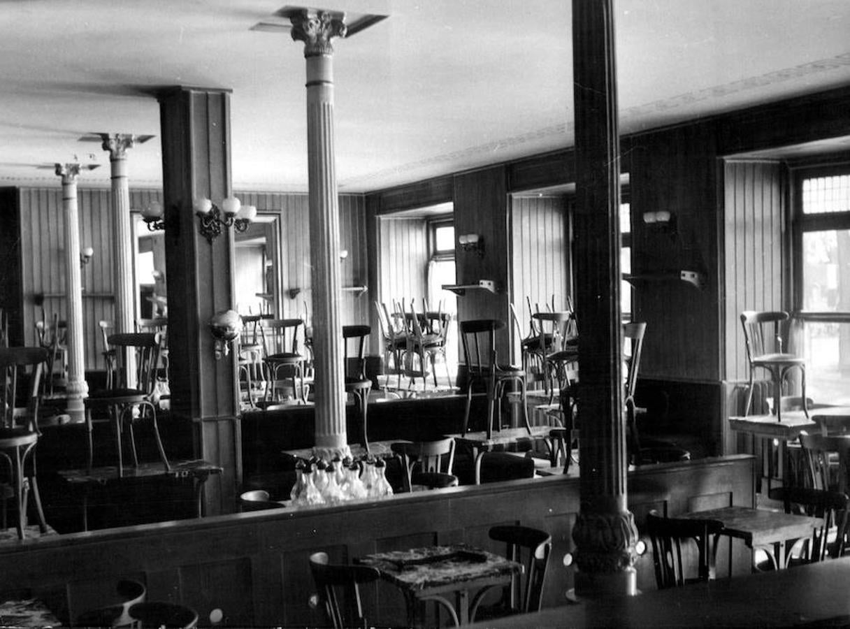 Vista interior del Café Gijón cerrado debido a su reforma, en 1963. 