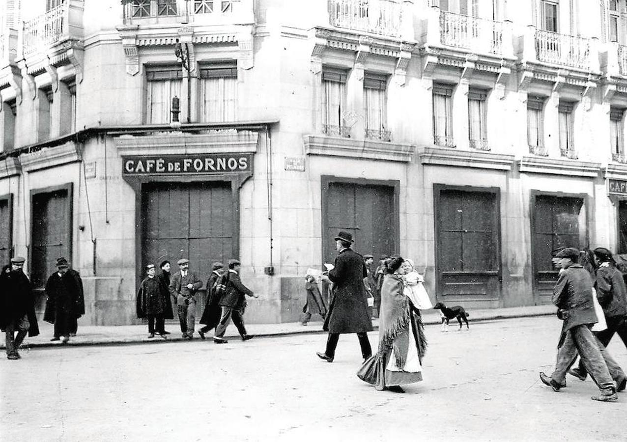 El Café de Fornos cerrado. Aspecto que ofrecía el popular establecimiento inmediatamente después de la diligencia judicial que motivo el cierre, en 1908. 