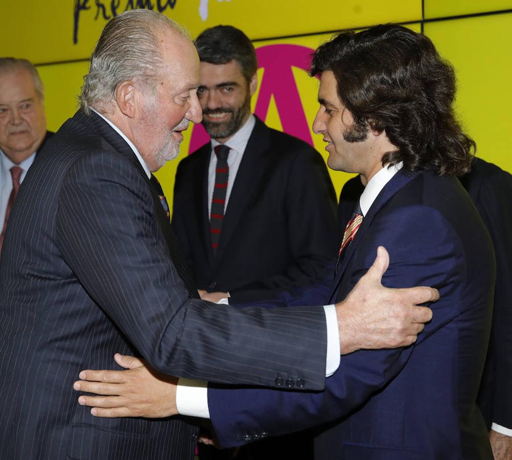 Don Juan Carlos saluda a José Antonio Morante 'Morante de la Puebla' (d), a su llegada a la ceremonia de entrega del IX Premio Taurino ABC al diestro, hoy en Madrid. 