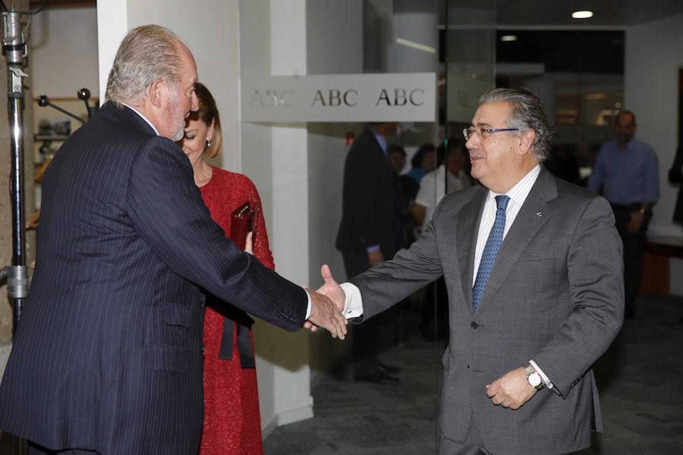 El ministro del Interior, Juan Ignacio Zoido (d), saluda a Don Juan Carlos, a su llegada a la ceremonia de entrega hoy del IX Premio Taurino ABC al diestro José Antonio Morante 'Morante de la Puebla', en Madrid. 