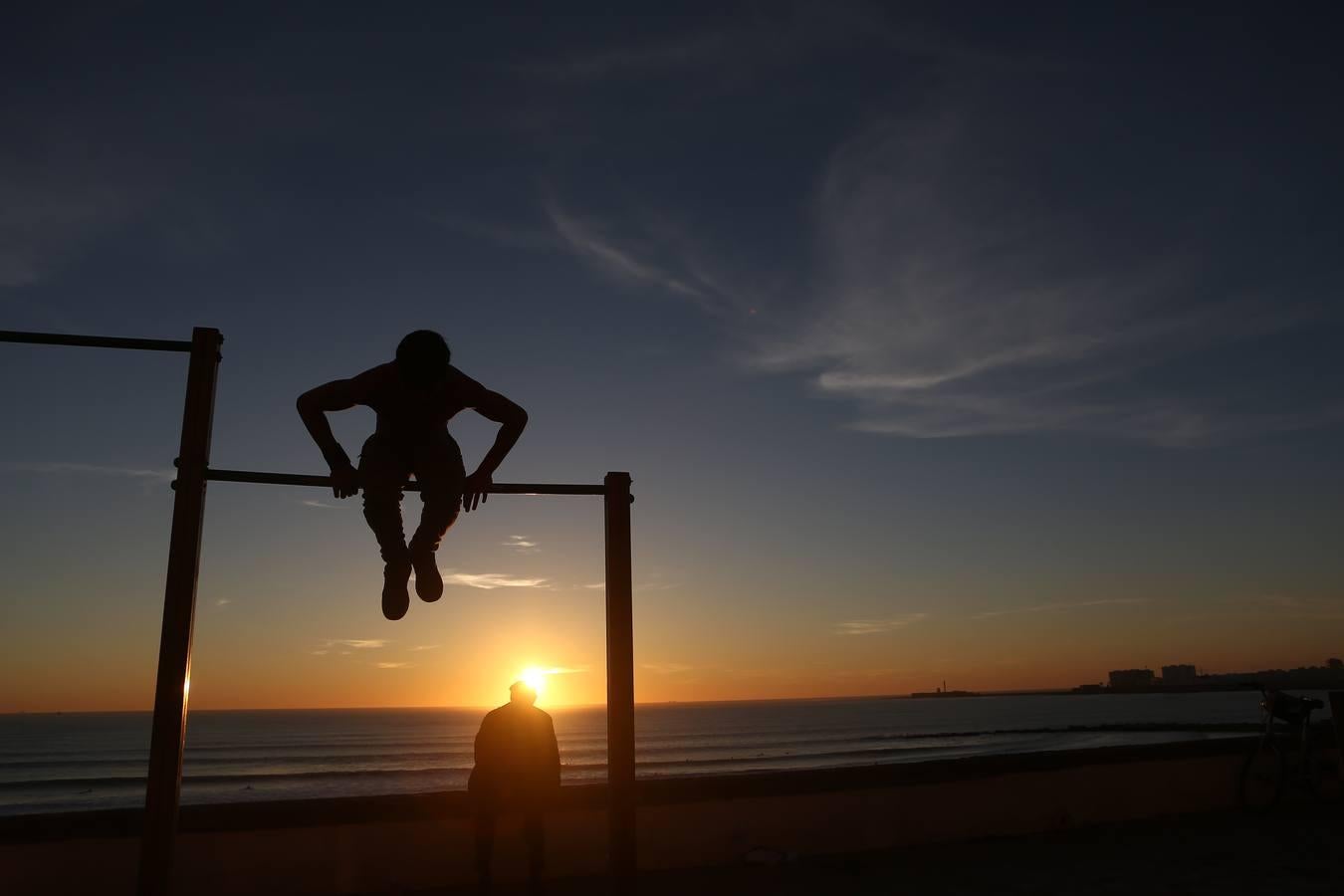 Los gaditanos disfrutan del buen tiempo en la playa