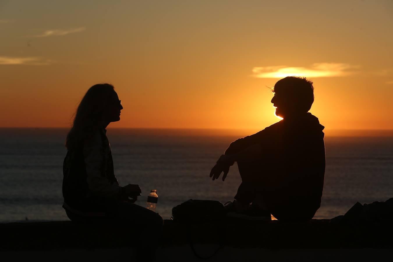 Los gaditanos disfrutan del buen tiempo en la playa