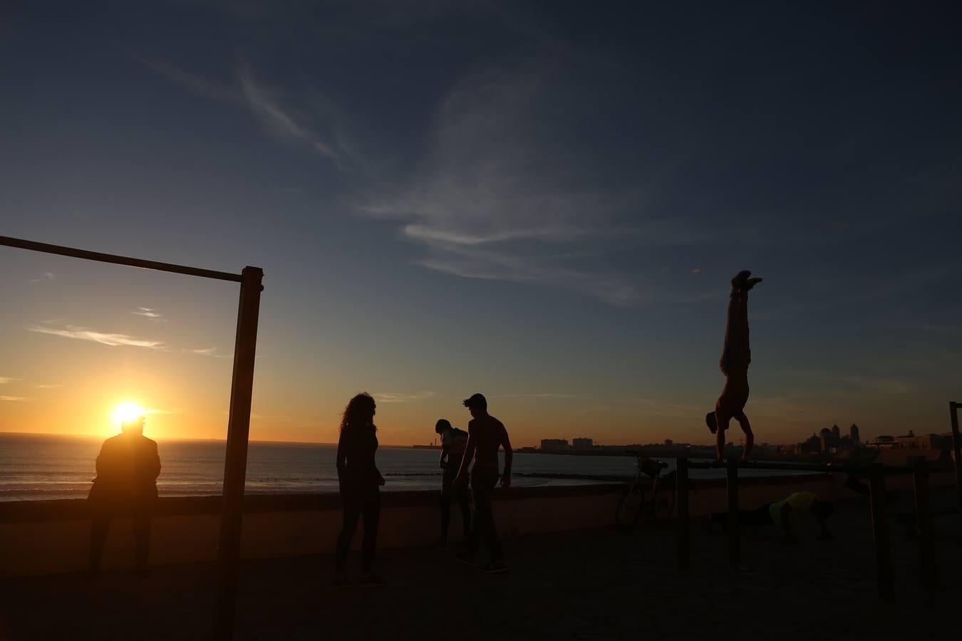 Los gaditanos disfrutan del buen tiempo en la playa