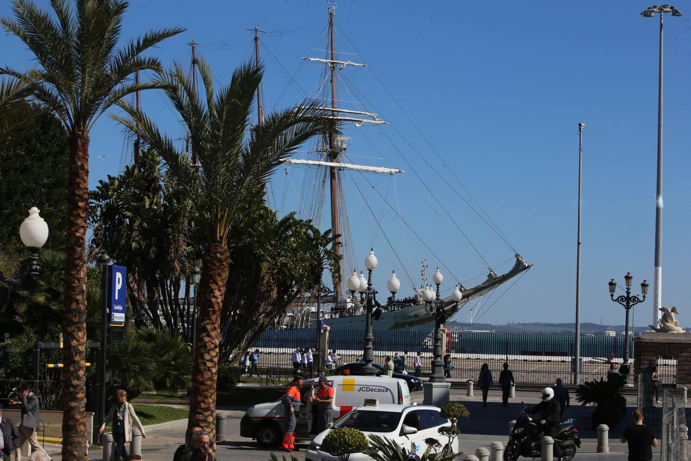 El &#039;Juan Sebastián de Elcano&#039;, listo para salir del muelle de Cádiz este domingo