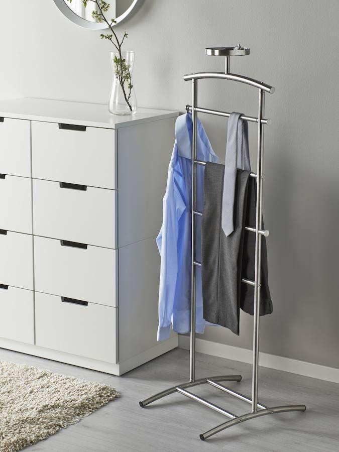 Ikea. Realizado en acero inoxidable, este galán incluye ganchos laterales para cinturones o bolsos y una bandeja superior, para el reloj, la bisutería u otros objetos pequeños. Modelo Grundtal de Ikea (29,99 €).