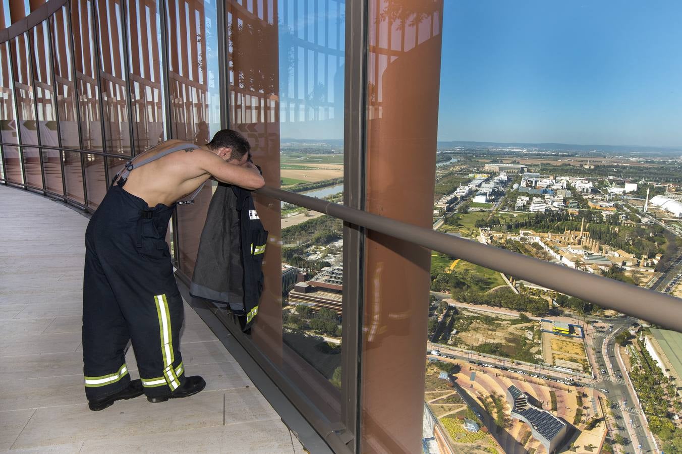 Los bomberos toman la Torre Sevilla